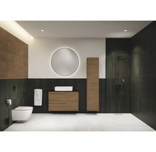 Moderne badkamer met wastafel, spiegel, toilet en douche.