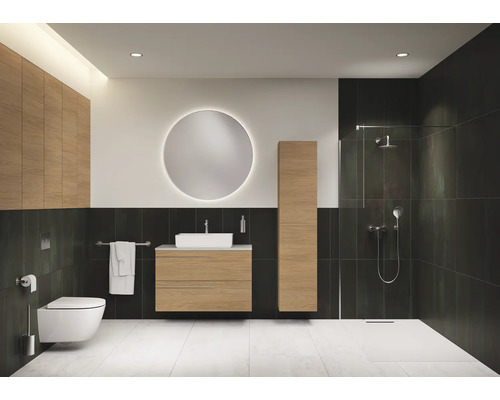 Lichte badkamer met wastafel, spiegelkast, toilet en douche