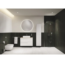 Moderne badkamer met toilet, wastafel, spiegel, kast en douche