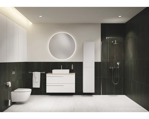 Moderne badkamer met toilet, wastafel, spiegel, kast en douche