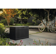 Tuinscene met een opbergbox voor buiten en een fiets
