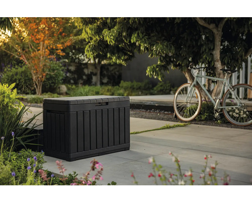 Tuinscene met een opbergbox voor buiten en een fiets