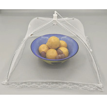 Bord met fruit onder een voedselafdekking