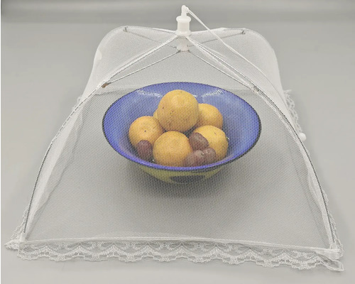 Bord met fruit onder een voedselafdekking