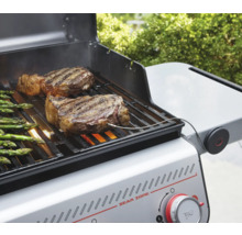 Gasbarbecue met steaks en asperges op het grillrooster