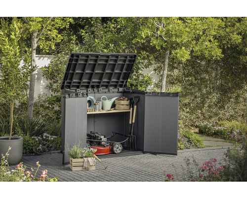 Tuinkast met open deuren en opgeklapt deksel, gevuld met tuingereedschap en een grasmaaier