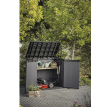 Geopende tuinhuis met tuingereedschap