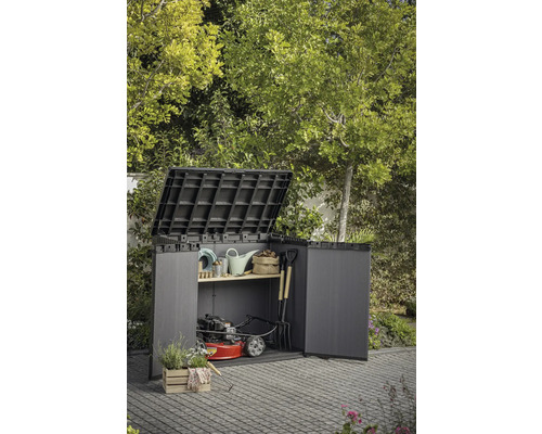 Geopende tuinhuis met tuingereedschap