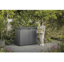 Tuinscène met gereedschapskist en een vrouw met een plantenkist.