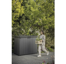 Tuinscene met gereedschapskist en vrouw met houten kist met planten