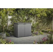 Grijze opbergbox in de tuin met omliggende vegetatie