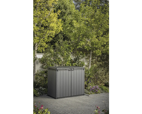 Kunststof tuinkast in de tuin
