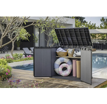 Geopende kunststof opbergbox met zwembadaccessoires in de tuin