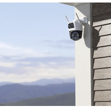 Bewakingscamera met antennes gemonteerd aan een muur