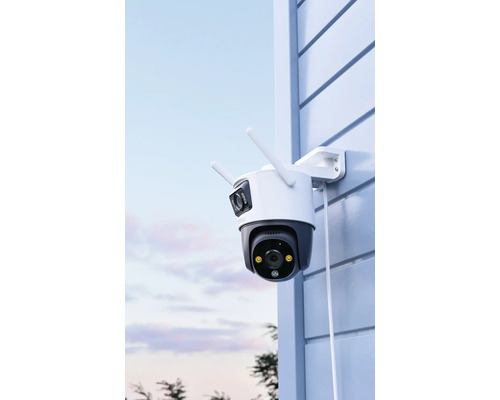 Buitenbewakingscamera met twee antennes aan de muur bevestigd