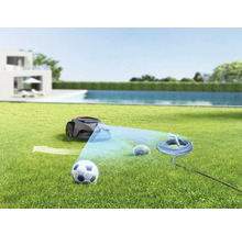 Robotmaaier op gazon met voetbal, steen en tuinslang