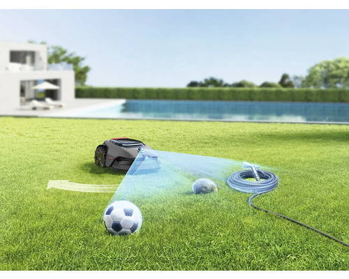 Robotmaaier op gazon met voetbal, steen en tuinslang