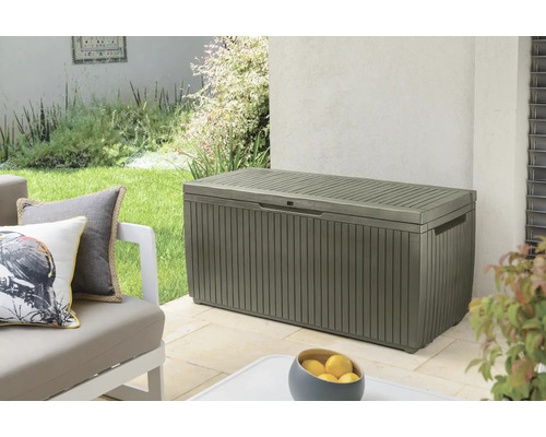 Tuinscène met een opbergbox op een terras
