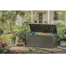 Open tuinkist met tuingereedschap en accessoires in groene tuin