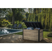 Tuinscene met een open kunststof opbergbox op een terras met zwembad en ligstoelen
