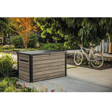 Foto van een kunststof opbergbox in de tuin met een fietsdecoratie