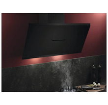 Zwarte afzuigkap boven een fornuis in een keuken.