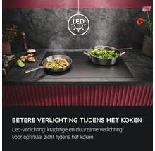 Inductiekookplaat met twee pannen op het kookoppervlak