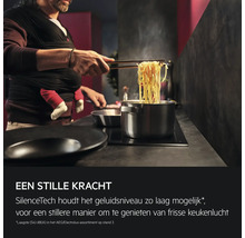 Scene van een persoon die kookt op een AEG kookplaat