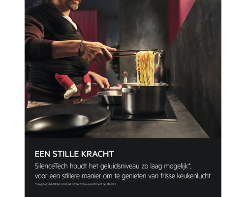 Scene van een persoon die kookt op een AEG kookplaat