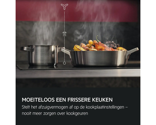 Scene van een moderne keuken met kookpannen op een kookplaat met afzuiging
