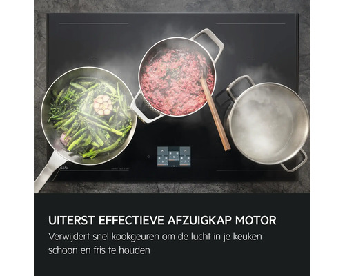 AEG kookplaat met pannen en potten met gerechten erop