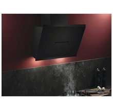 Zwarte afzuigkap in een keuken