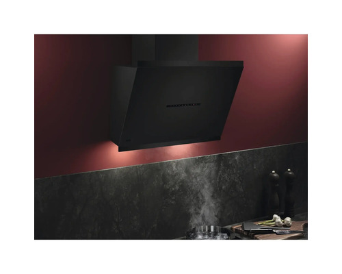 Zwarte afzuigkap in een keuken