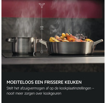 Roestvrijstalen pannen met kokend eten op een kookplaat met afzuigkap