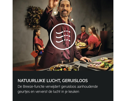 Keukenscène met iemand die eten bereidt en gasten ontvangt