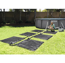 Zwembad zonneverwarmingssysteem met zonnematten en Intex zwembad in de tuin