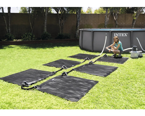 Zwembad zonneverwarmingssysteem met zonnematten en Intex zwembad in de tuin