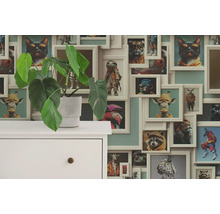 Decoratief behang met dierenmotieven in fotolijsten