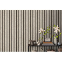 Houten wandpanelen met decoratieve objecten op een plank