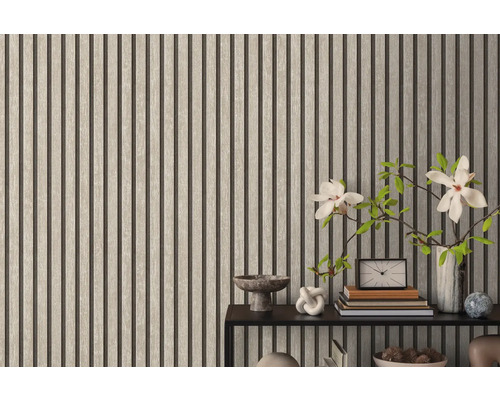 Houten wandpanelen met decoratieve objecten op een plank