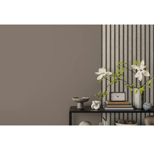 Decoratieve elementen op een zwarte plank voor een wandpaneel