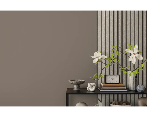 Decoratieve elementen op een zwarte plank voor een wandpaneel