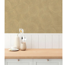 Decoratief behang met cirkelpatroon in een keukengedeelte.