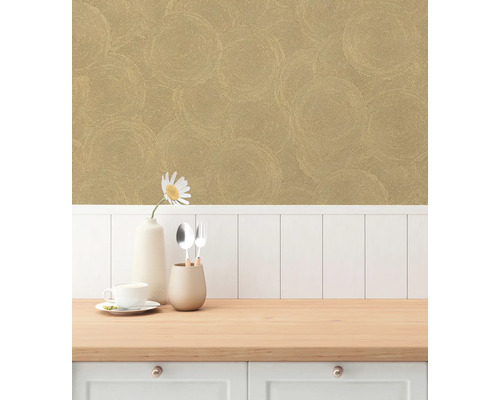 Decoratief behang met cirkelpatroon in een keukengedeelte.