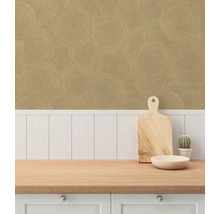 Keukenscène met patroonbehang en houten aanrecht