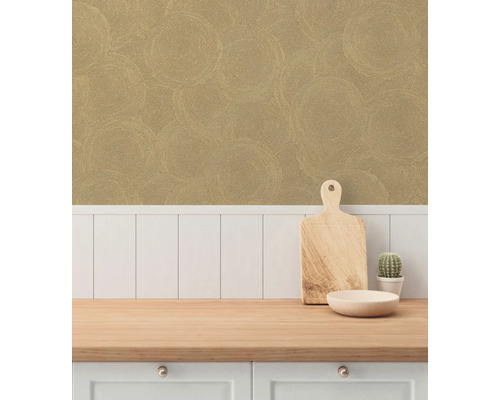 Keukenscène met patroonbehang en houten aanrecht