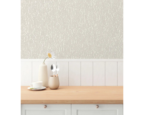 Decoratieve woonomgeving met patroonbehang, serviesgoed en houten werkblad