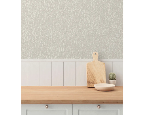 Keukenscène met patroonbehang, houten plank, schaal en cactus op een werkblad