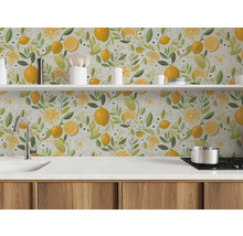 Keukenscène met citroenpatroon behang, aanrecht en planken