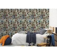 Slaapkamer met een behang met dierenportretten in fotolijsten.